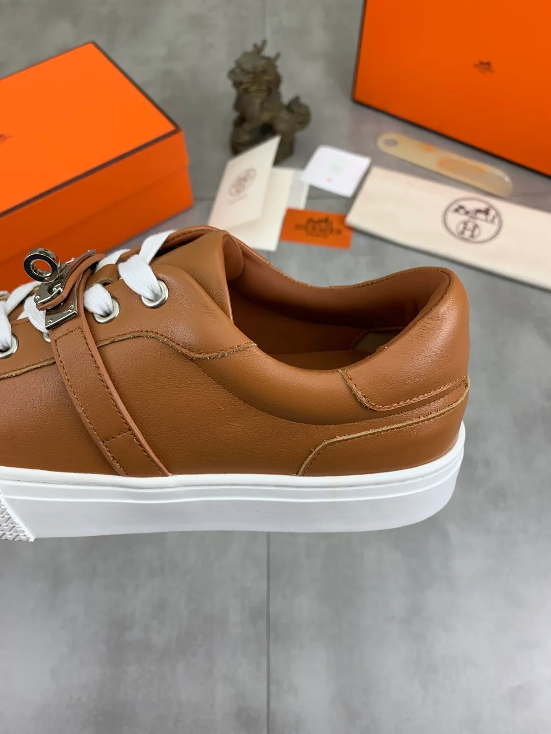 Men's men's shoes 💰P640 New Hermes top version Hermès classic couple style #𝐊𝐞𝐥𝐥𝐲 buckle casual white shoes skateboard shoes that will not conflict with shoes at all. Full of unknowns, Hermès rarely produces flat casual shoes and they are paired with classic palladium-plated Kelly shoe buckles! You'll fall in love with it at first sight. It's super versatile and can be worn with any skirt or pants. 🉑️Close your eyes and wear it. It's super noble. Fabric: Specific cowhide/canvas material. Lining: Sheepskin lining. Outsole: Original molded TPU outsole. Size: 35-45.
